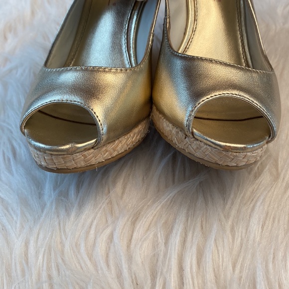 Lilly Pulitzer Kristin Slingback Wedge Sandal in Gold Metallic Leather, Size 6M - Picture 15 of 17